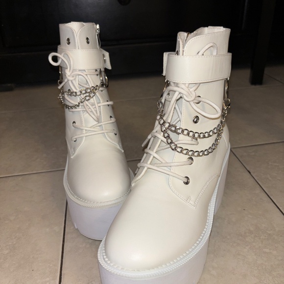 Boots - Picture 4 of 10